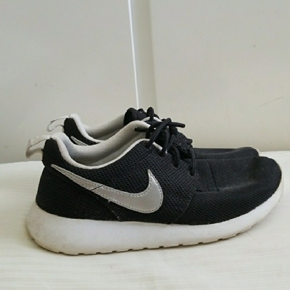 black and white roshe runs